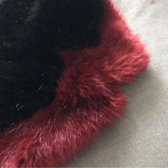 Elegant Black and Red Faux Fur Collar - Picture 5 of 9